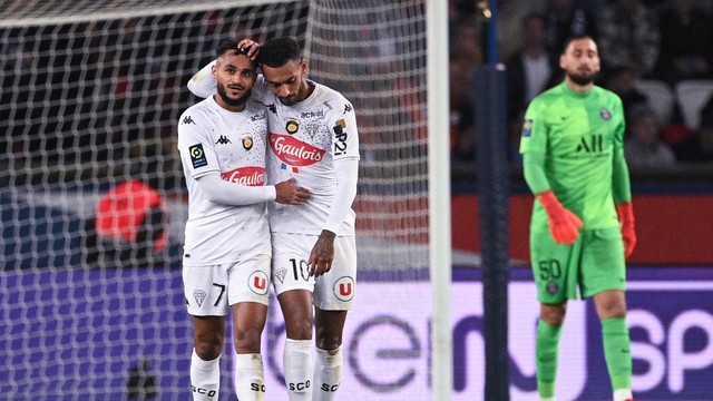 Jogadores do Angers comemoram o gol de Fulgini no primeiro tempo contra o PSG