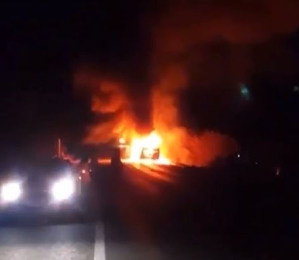 Fogo causado após colisão entre micro-ônibus e motocicleta atingiu vegetação às margens da BR-222, em Forquilha. — Foto: Reprodução