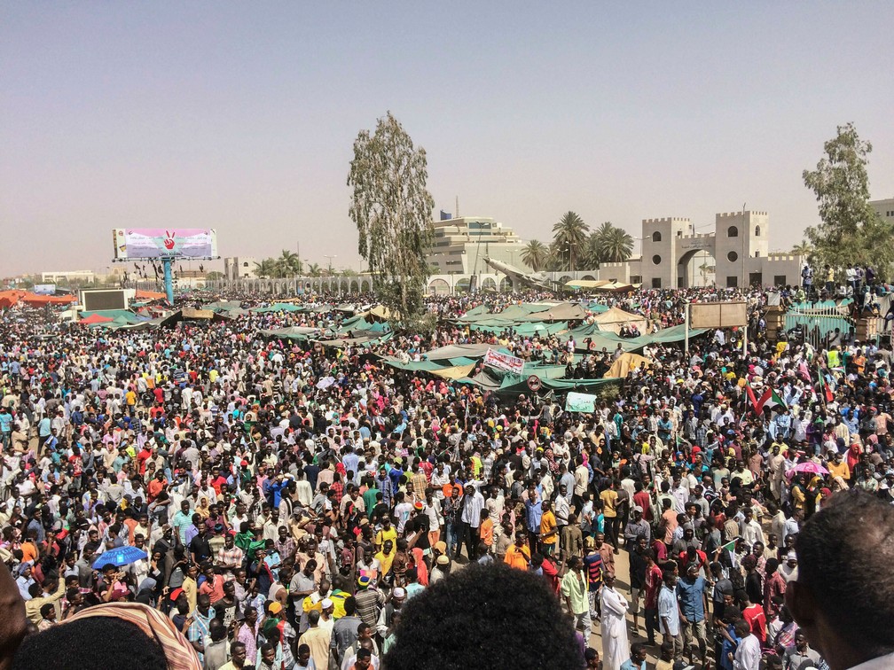 Sudaneses foram para ruas na quinta-feira (11) para comemorar a queda do presidente Omar al-Bashir  — Foto: Associated Press 