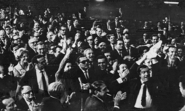 Sessão da Câmara dos Deputados negou autorização para que Márcio Moreira Alves fosse processado por injúria às Forças Armadas, em 12 de dezembro 1968