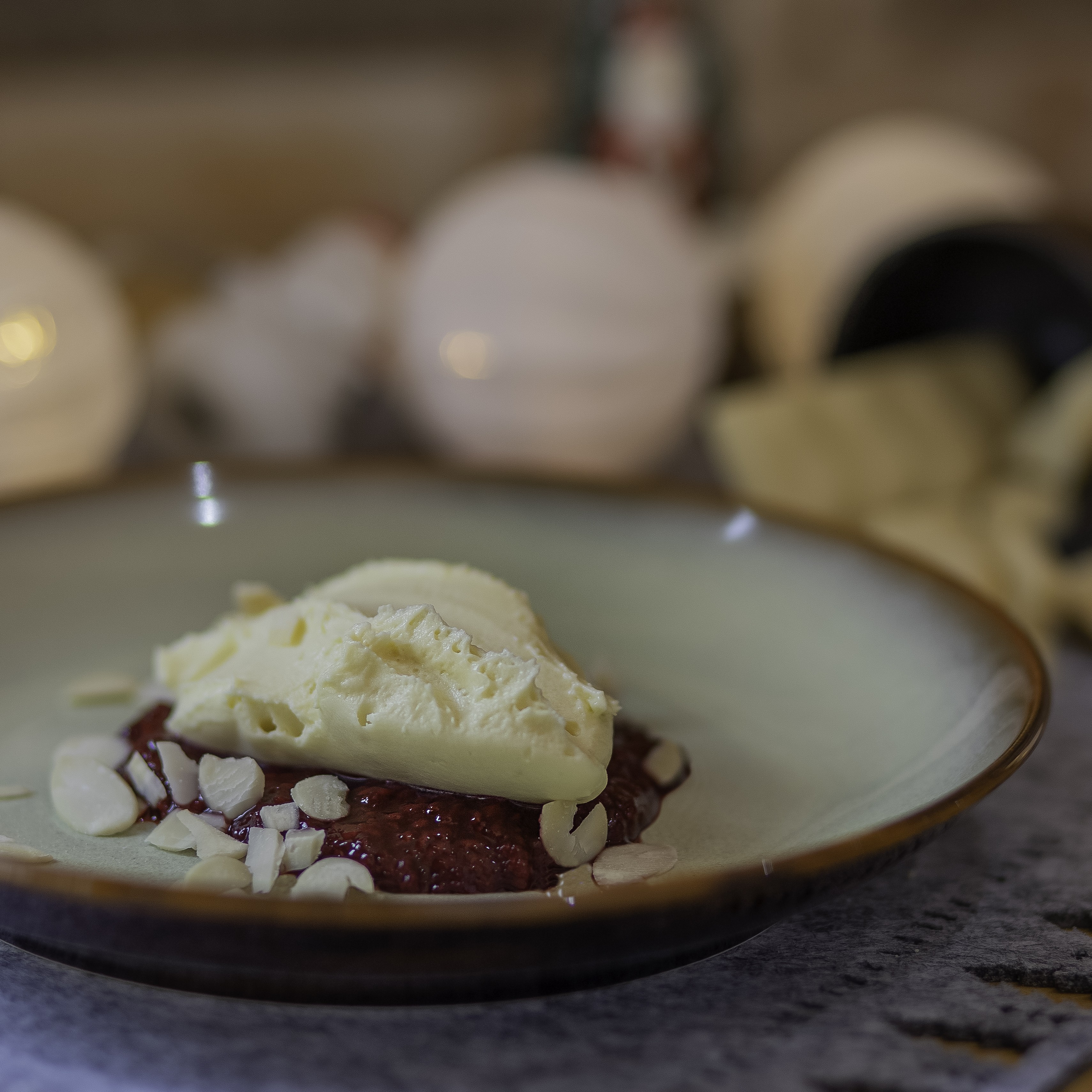 Mousse de chocolate branco com calda de frutas vermelhas do chef Marcelo Oliva (Foto: Ana Oehler)