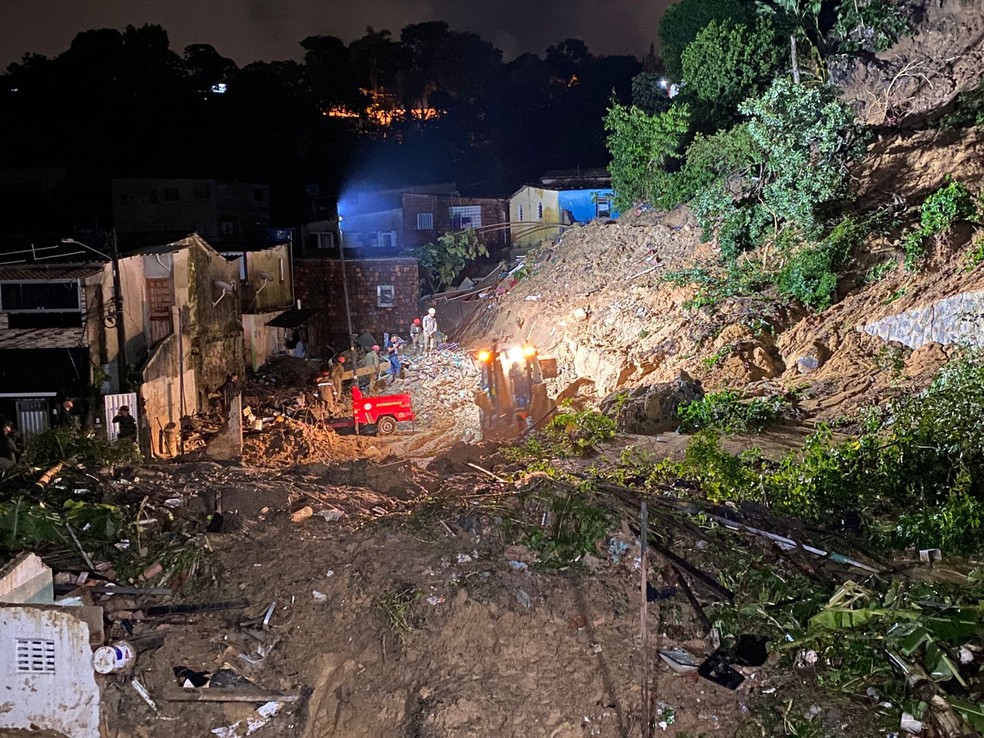 Buscam por vítimas das chuvas em local onde barreira deslizou em Jardim Monte Verde — Foto: Mario Carvalho/TV Globo