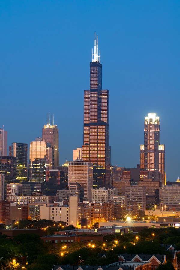 Image of Willis Tower and skyline of Chicago at sunset. (Foto: Getty Images/iStockphoto)