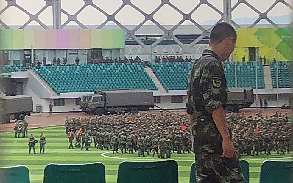 Militares se reúnem no estádio da Baía de Shenzhen Bay, na fronteira com Hong Kong — Foto: STR / AFP Photo