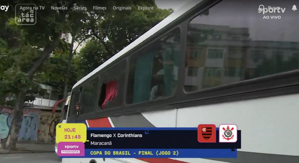 Janela de ônibus com torcedores do Corinthians quebrada — Foto: Reprodução