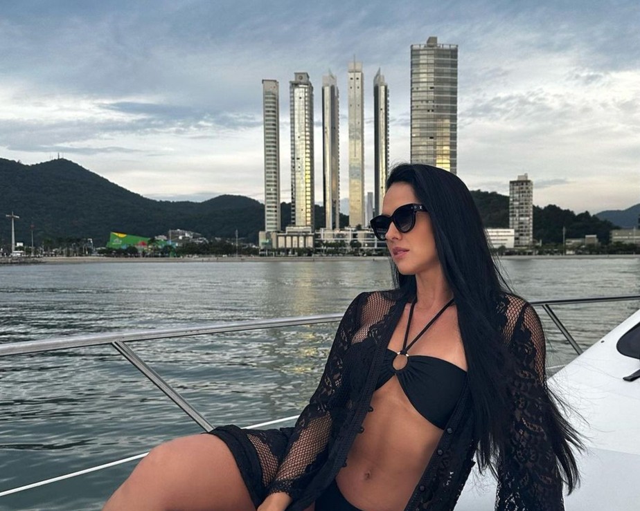 Graciele Lacerda passeia de barco em Balneário Camboriú