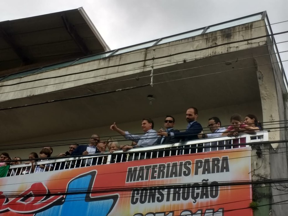 Bolsonaro acena para populaÃ§Ã£o em visita Ã  casa da mÃ£e em Eldorado, SP â Foto: Dione Aguiar/G1 Santos