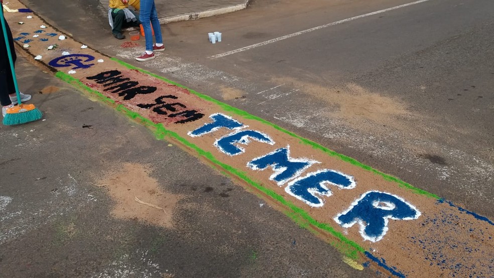 Igreja desaprovou as mensagens do tapete criado pelos integrantes da Pastoral da Juventude, e apagou o tapete (Foto: Leonardo Bortolotto )