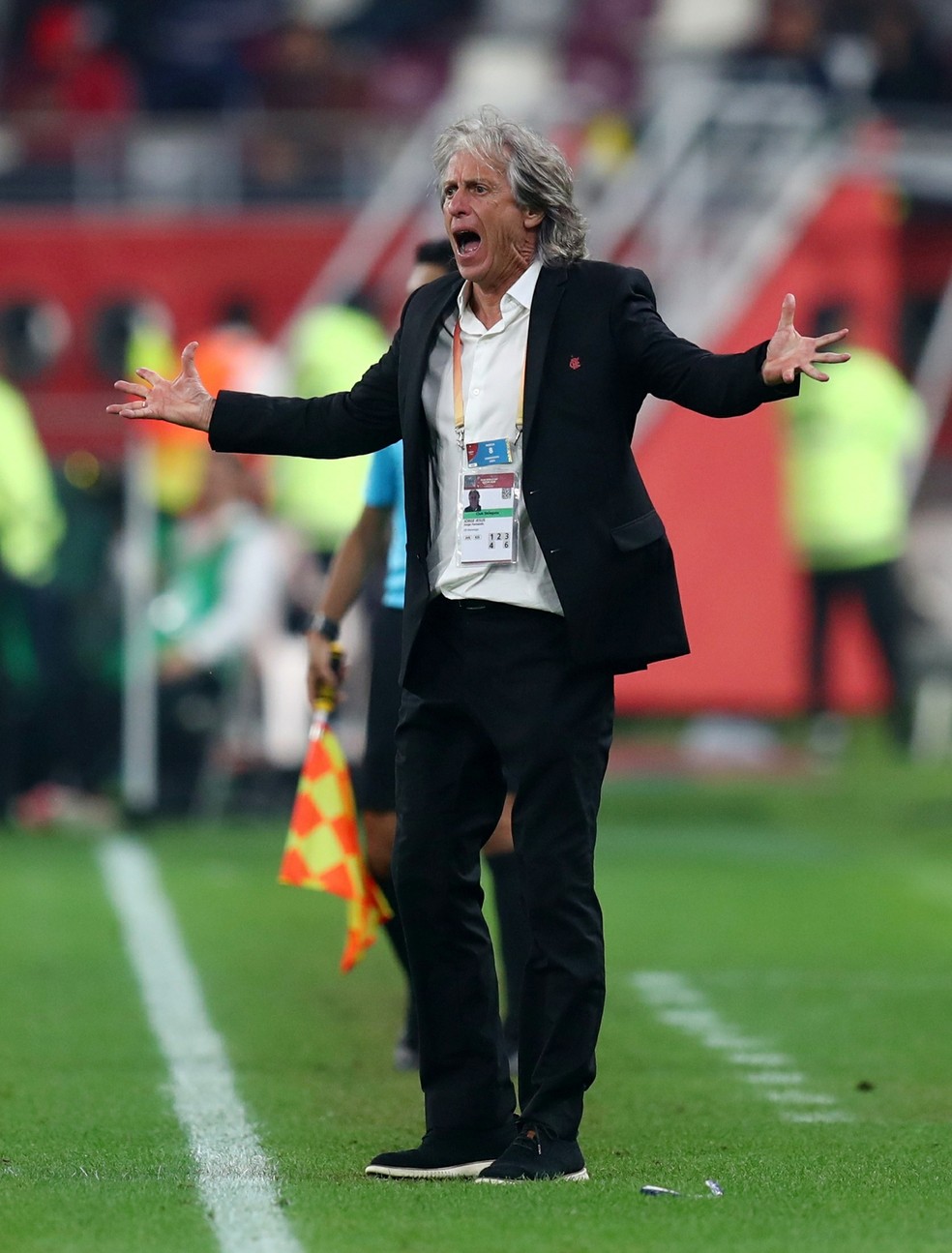 Campeão brasileiro e da Copa Libertadores, técnico português é agitado na beira do campo — Foto: REUTERS/Ibraheem Al Omari