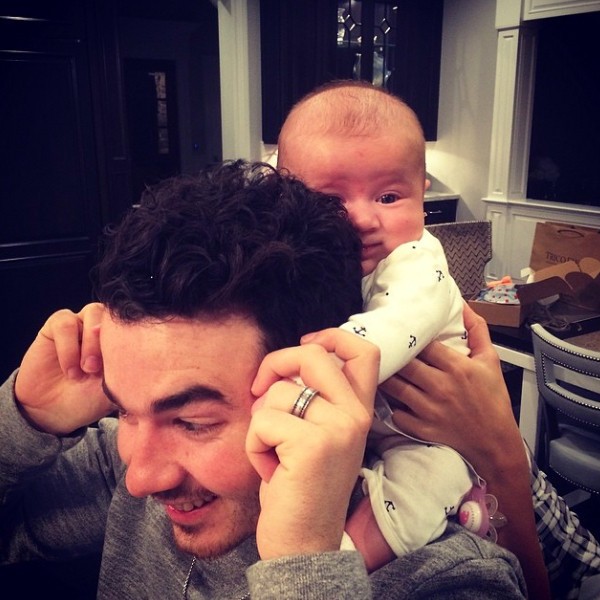 Kevin Jonas e a filha Alena Rose (Foto: Instagram)