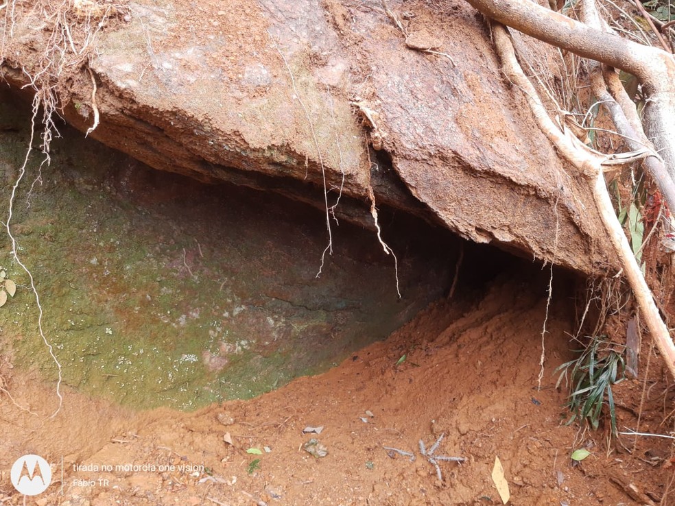 Moradores temem que rocha de 40 toneladas deslize em cima de casas em Ubatuba. — Foto: Reprodução/Relatório IPA