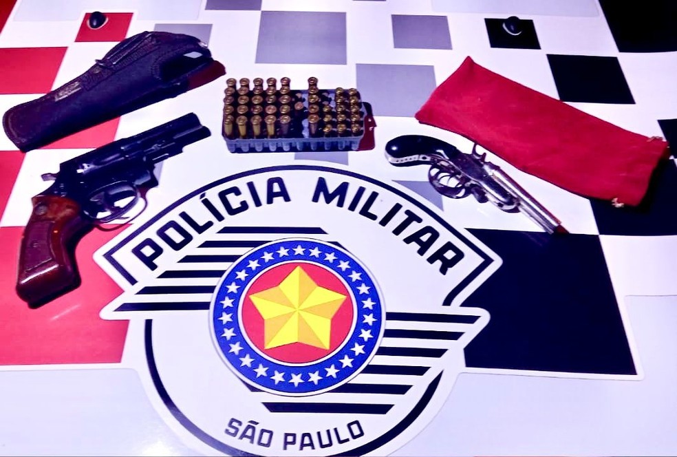 Armas foram apreendidas dentro da casa do homem em Andradina  — Foto: Divulgação/Polícia Militar 