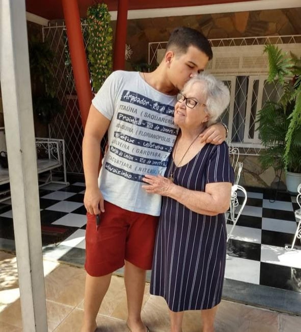 Luiz ao lado da avó, Marilena Pinheiro. Ela vai completar 89 anos neste sábado (9) — Foto: Luiz Henrique/Arquivo Pessoal