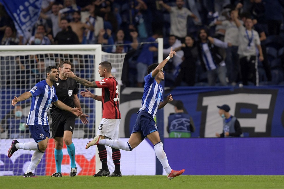 Luis Díaz comemora gol do Porto sobre o Milan — Foto: Fernando Veludo/AFP