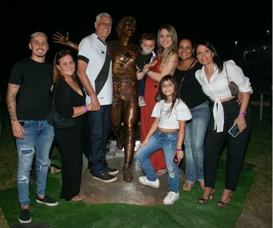 Roberto Dinamite com a esposa, filhos e netos no dia da inauguração da estátua em sua homenagem em São Januário