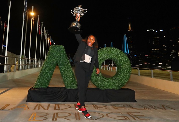 Serena Williams posa para fotos após título (Foto: Scott Barbour/Getty Images)