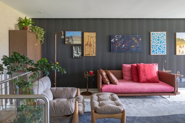 Décor do dia: sala de estar com sofá rosa e painel ondulado na parede (Foto: Haruo Mikami )