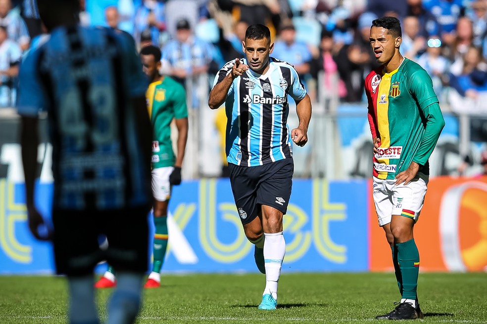 Diego Souza pede: A gente precisa de carinho