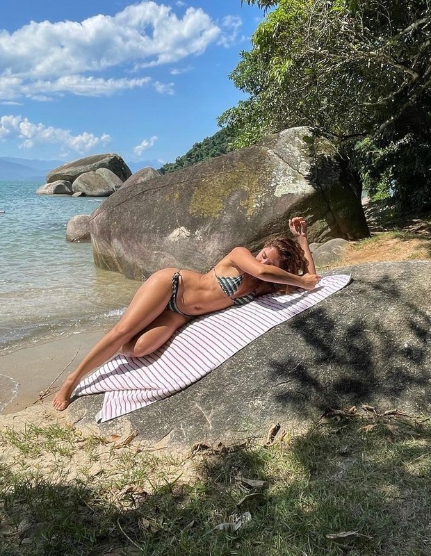 Camila Pitanga se bronzeando (Foto: Reprodução/ Instagram)