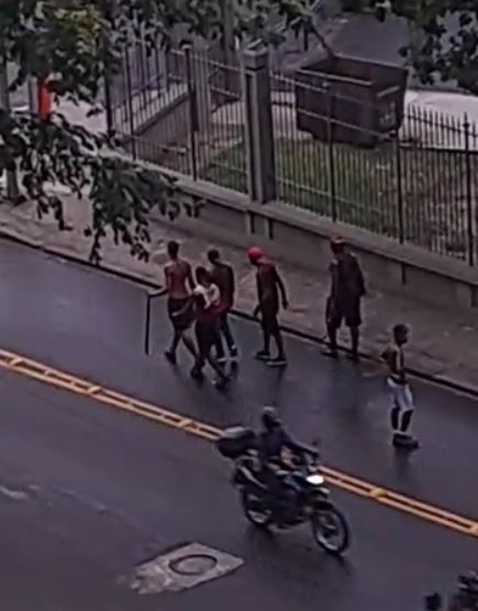 Homem carrega pedaço de pau após briga de torcedores de Flamengo e Vasco — Foto: Reprodução