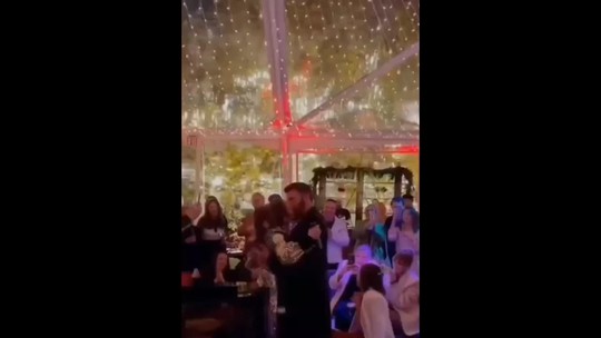J-Lo e Ben Affleck cantam juntos e trocam beijos em festa de Natal