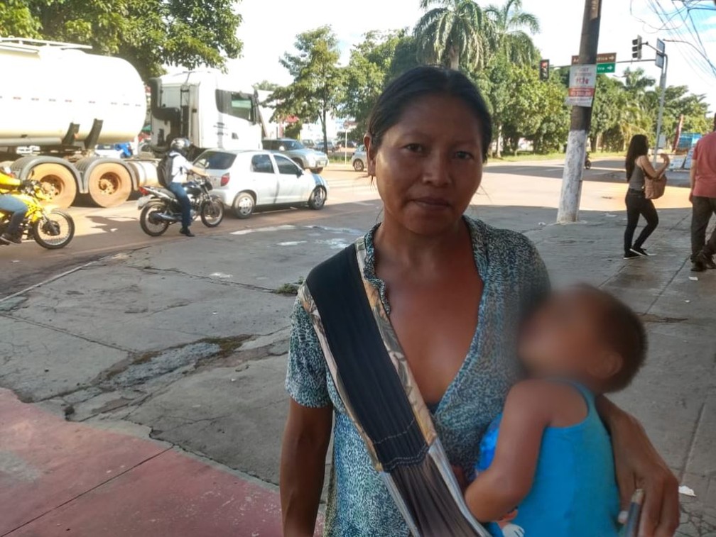 Pesquisadores verificam se indígenas venezuelanos têm documentos pessoais e para permissão de conseguirem emprego.  — Foto: Jheniffer Núbia/G1