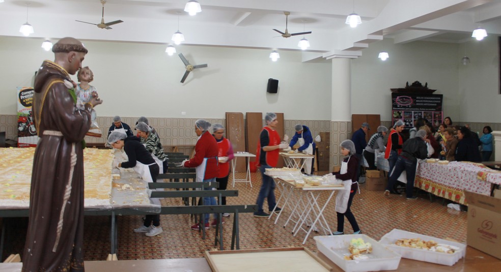 VoluntÃ¡rios montaram o bolo de Santo AntÃ´nio no Teatro SÃ£o JosÃ©, em Piracicaba  (Foto: Rosiley LourenÃ§o/Assessoria de ComunicaÃ§Ã£o Diocese de Piracicaba)