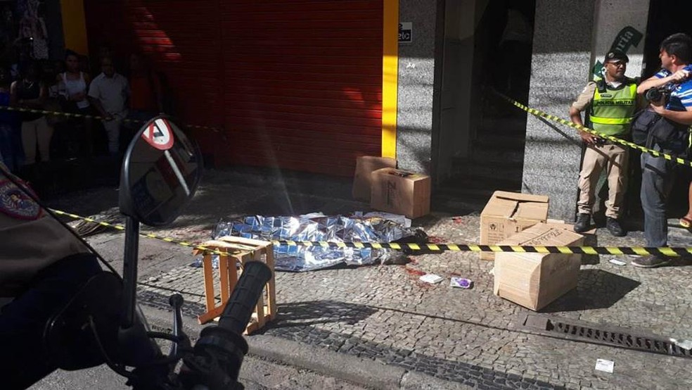 Homicídio ocorreu na tarde desta sexta-feira (16), no Centro de Juiz de Fora (Foto: Letícia Damasceno/G1)