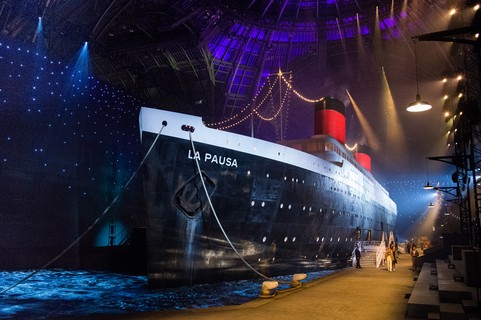 No desfile Cruise 2019/20, intitulado "La Pausa", o cenário teve direito a um navio enorme
