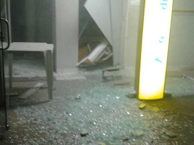 Explosão de caixa eletrônico em Orobó (Foto: Pedro Tiago/reprodução WhatsApp)
