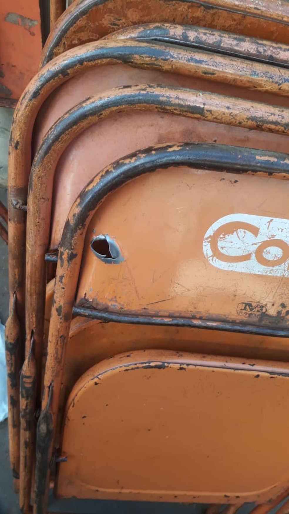 Marcas de tiros em cadeira de barraca de pastel após homem abrir fogo contra pessoas, em Campo Grande. — Foto: Batalhão do Choque/Divulgação