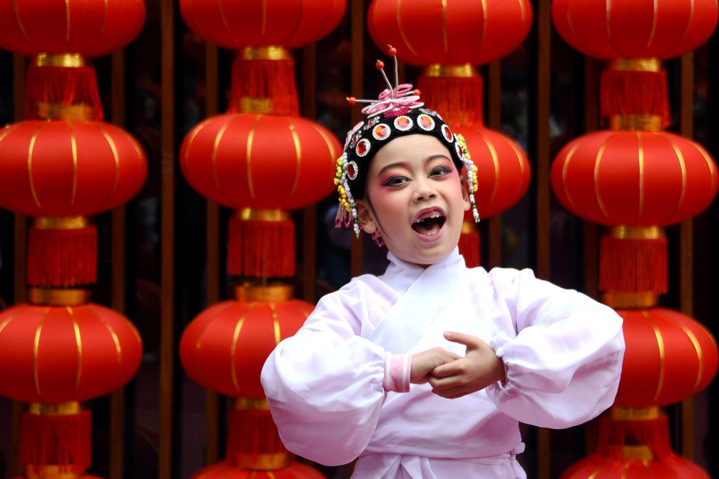 12 de fevereiro - Uma criança canta durante uma ópera nas celebrações do oitavo dia do Ano Novo Lunar Chinês do Porco em Taizhou, província de Zhejiang, na China — Foto: Stringer/Reuters