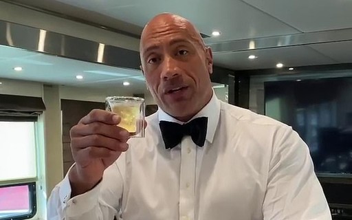 Dwayne Johnson convida 'sósia' para tomar tequila após policial viralizar;  entenda