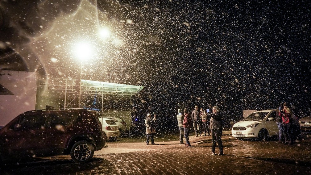Flocos de neve caem em Urupema na noite de terça-feira (17) — Foto: Tiago Ghizoni/NSC