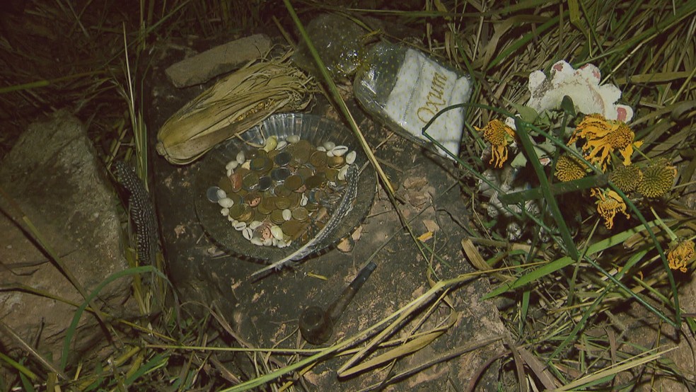 Oferendas da Casa do Caboclo, no Lago Norte, em meio à escombros de derrubada — Foto: TV Globo/Reprodução