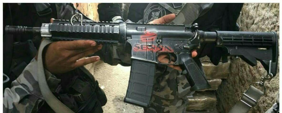 Cães farejadores encontraram o armamento e drogas em Bonsucesso (Foto: Reprodução/ Redes Sociais)