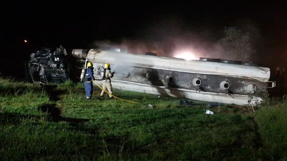 Bombeiros fazem resfriamento de carreta que tombou na BR-020 — Foto: CBMDF/Divulgação