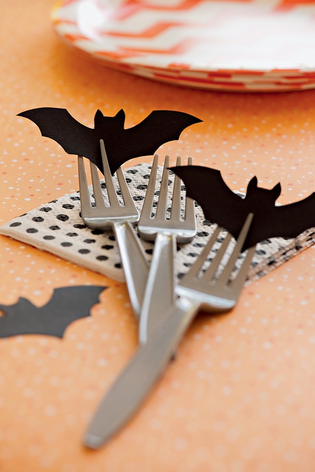 Morcegos de papel preto enfeitam os garfos e podem virar marcadores de lugar (Foto: Cacá Bratke/ Editora Globo)