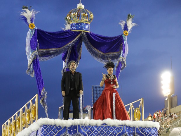 Alexandre Nero e Lilia Cabral ensaiam cena de Zé e Marta no desfile (Foto: Artur Meninea/Gshow)