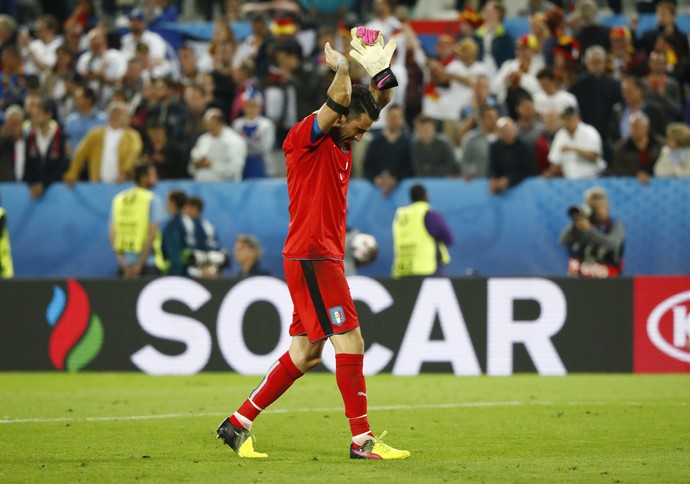 Buffon se emociona ao final do jogo (Foto: REUTERS/Christian Hartmann )