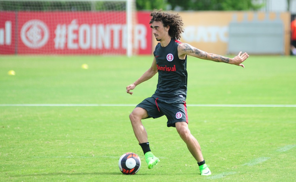Entenda por que o São Paulo não entrou na disputa por Everton Ribeiro e Valdivia