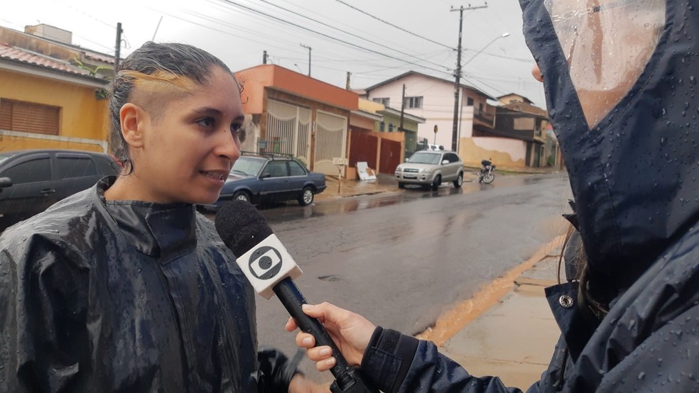 Aline de Oliveira Silva ajudou a retirar o corpo debaixo do carro em São Carlos (SP) — Foto: Fabio Rodrigues/g1