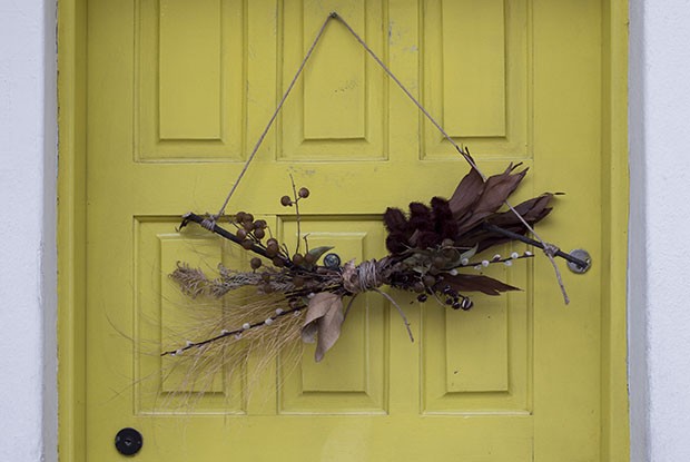 Um Natal diferente: Michell Lott mostra como fazer em casa uma guirlanda minimalista natural (Foto: Vivi Spaco)