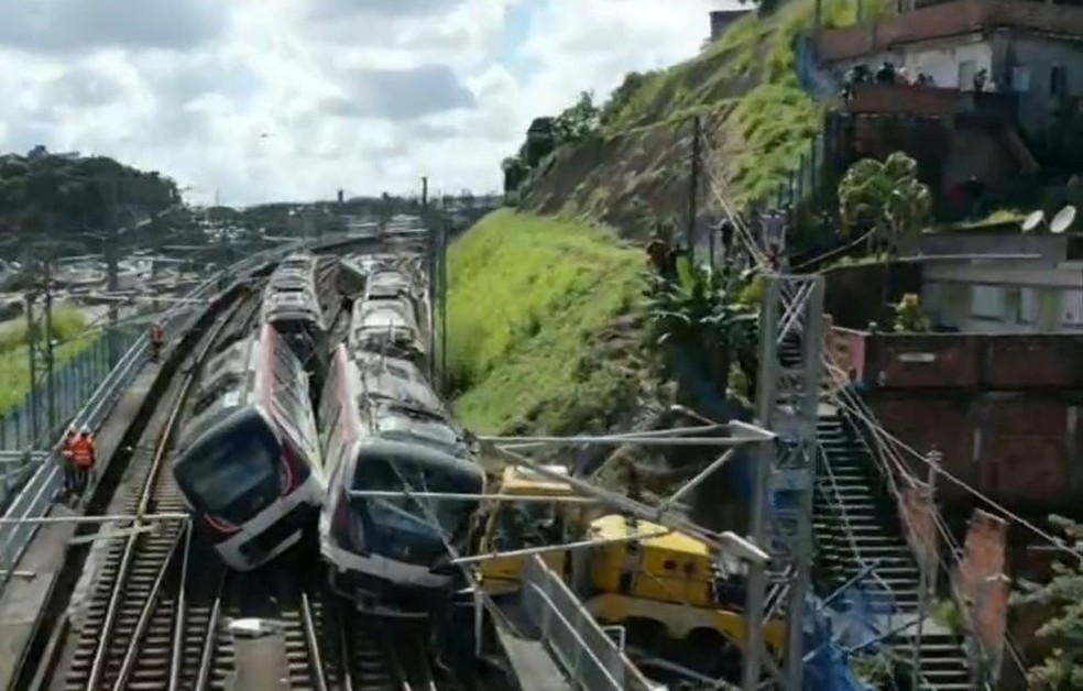 Trens do metrô descarrilam após um deles bater em caminhão de serviço, em Salvador — Foto: Reprodução/TV Bahia