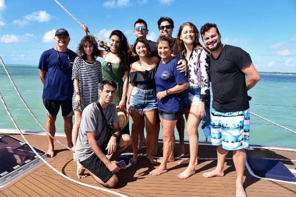 Familia Schurmann com Rhaisa Batista, Paloma Bernardi e Carol Oliveira (Foto: Reprodução/Instagram)