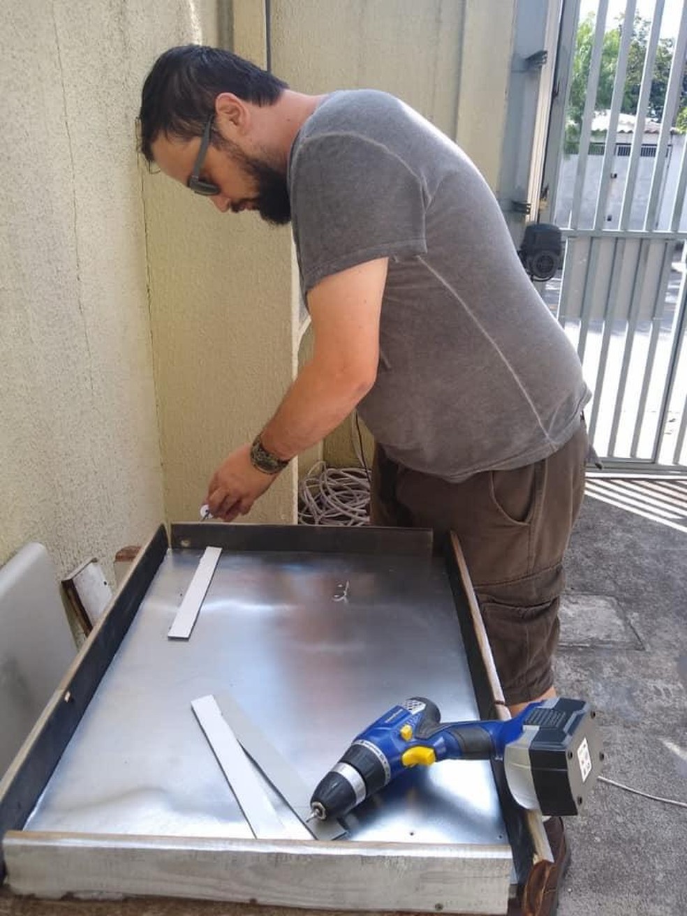 Carlos Eduardo construiu o fliperama com madeira, placa de aço e materiais descartáveis — Foto: Arquivo pessoal/Carlos Eduardo Anzolin