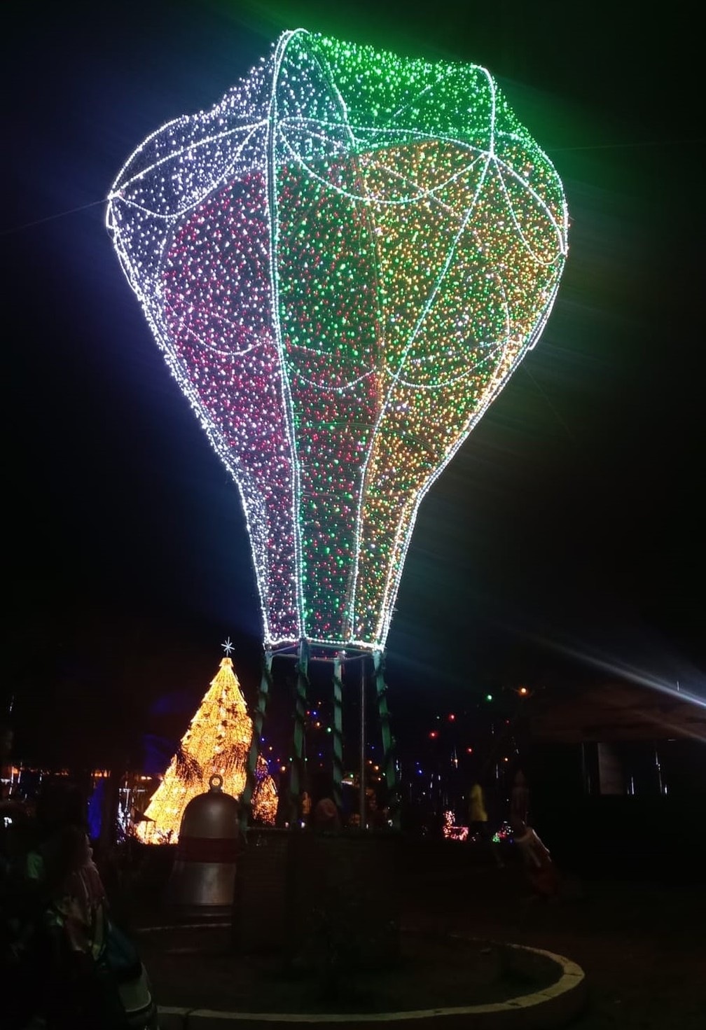 Balão iluminado com luzes de natal em Porto Velho — Foto: Jaíne Quele Cruz/g1 