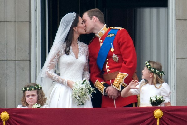 O Príncipe William e a Duquesa Kate Middleton com suas damas de honra após trocarem alianças em abril de 2011 (Foto: Getty Images)
