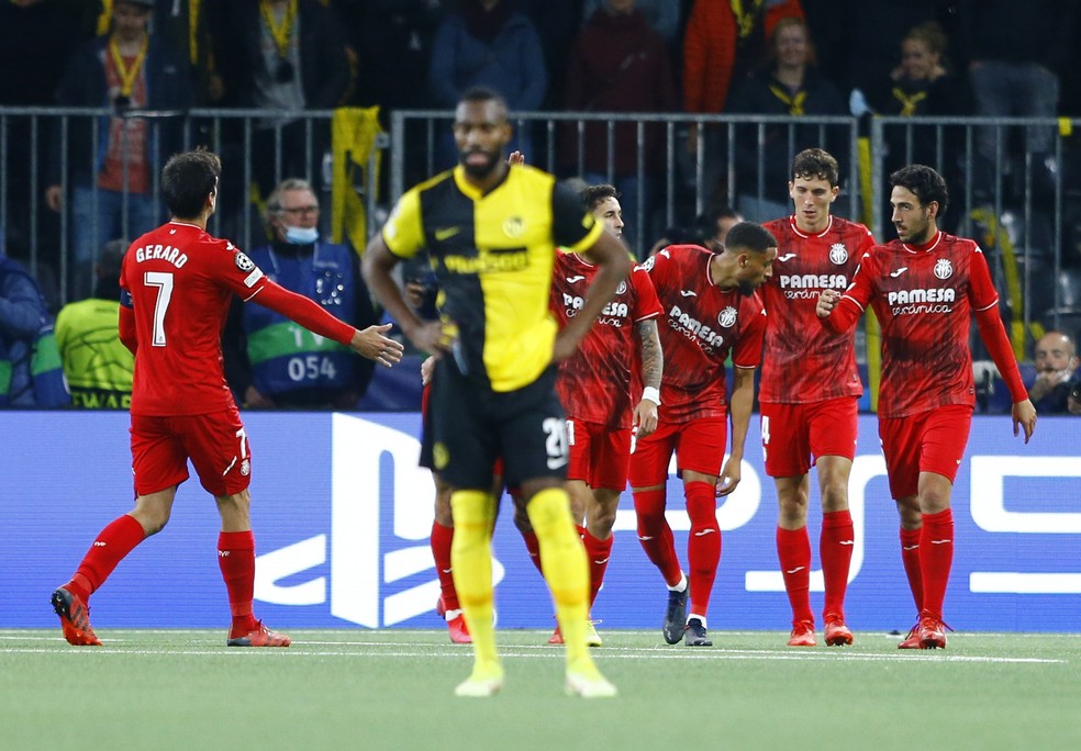 Jogadores do Villarreal, de vermelho, comemoram gol de Gerard Moreno contra o Young Boys — Foto: Arnd Wiegmann/Reuters