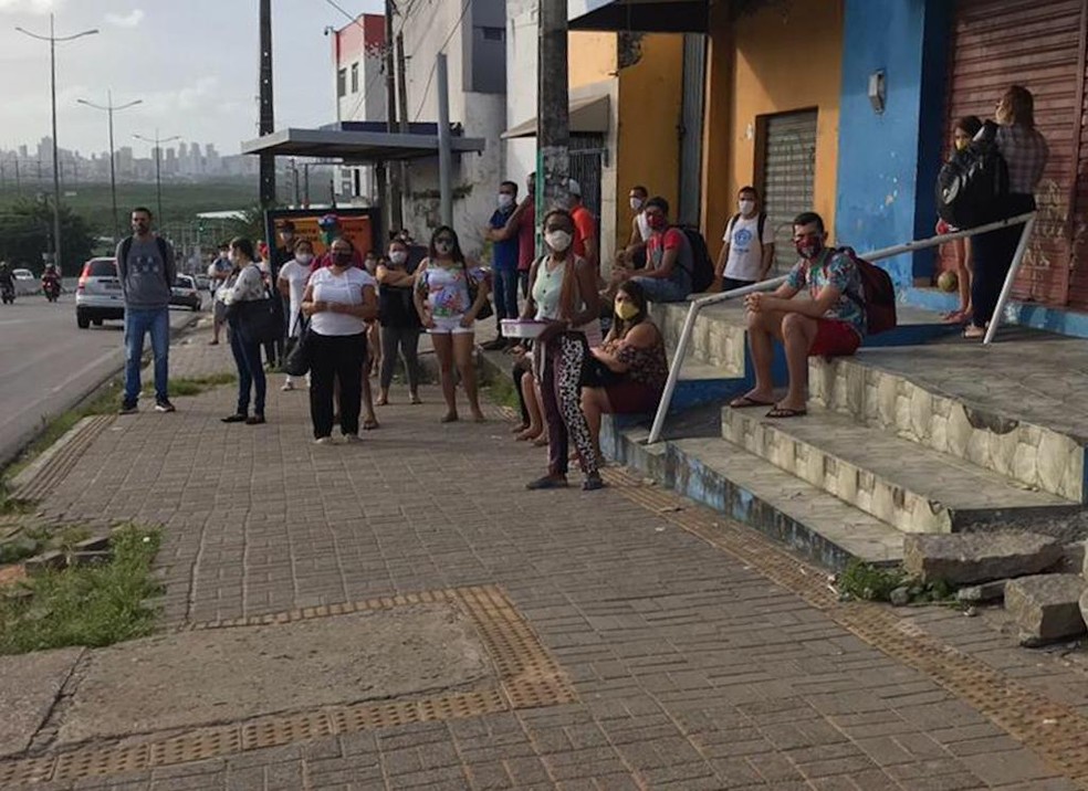 Paradas de ônibus lotadas durante a greve de ônibus em Natal — Foto: Ayrton Freire/InterTV Cabugi
